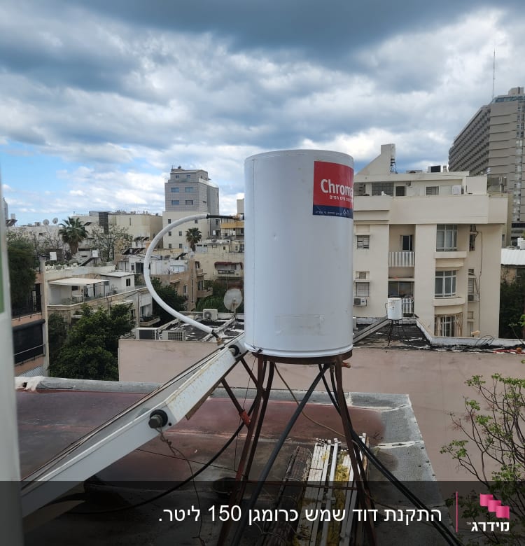 דוד שמש על גג עם קולטים וצינורות